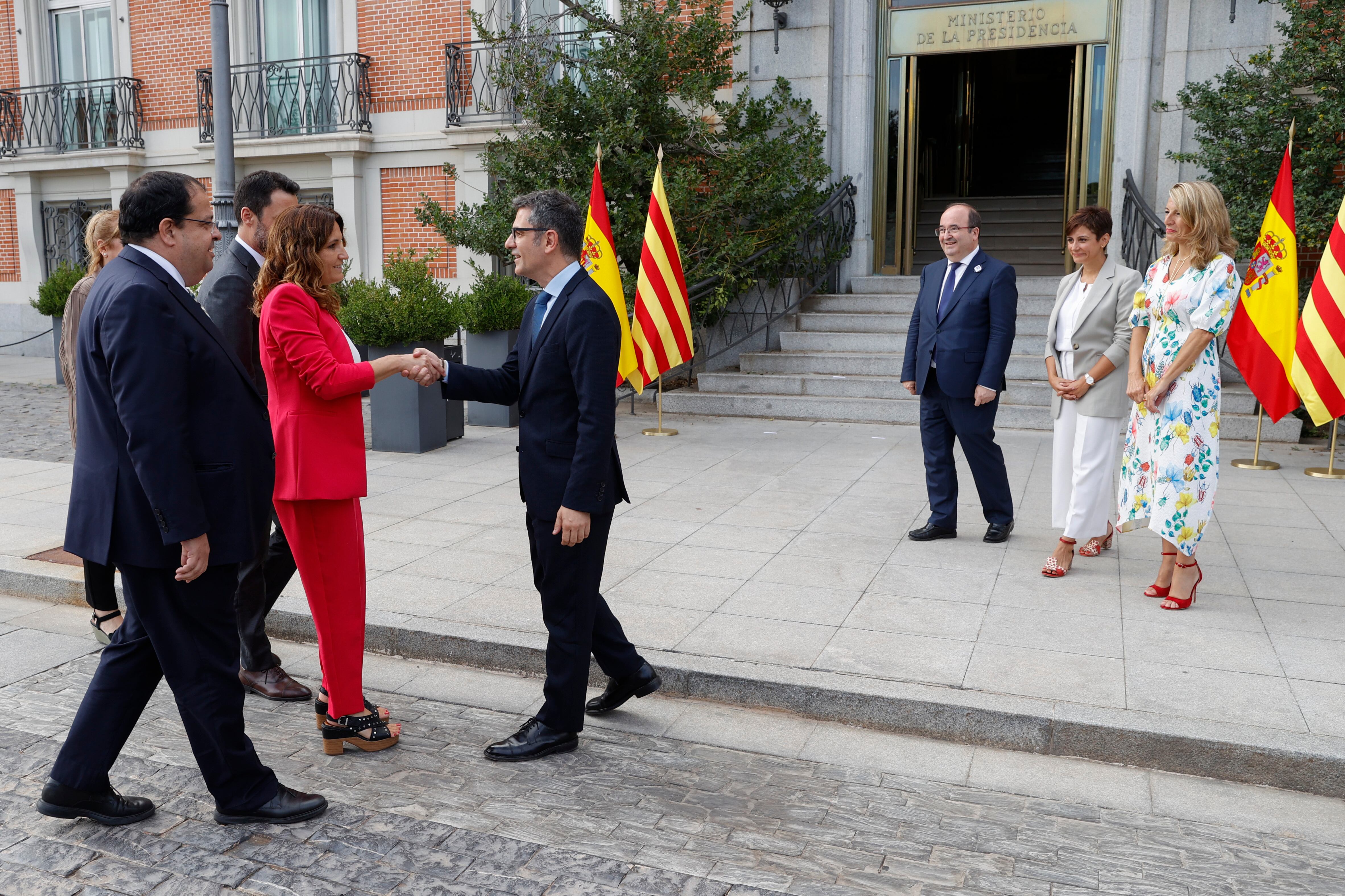 El ministro de Presidencia, Félix Bolaños, saluda a la consellera de la Presidencia, Laura Vilagrà, a su llegada a la tercera reunión de la mesa de diálogo sobre el conflicto en Cataluña celebrado por representantes del Gobierno y del Govern de la Generalitat, este miércoles, en el complejo del Palacio de la Moncloa, en Madrid.