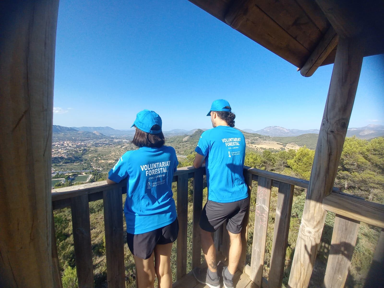 Dos voluntarios vigilan los montes de Alcoy