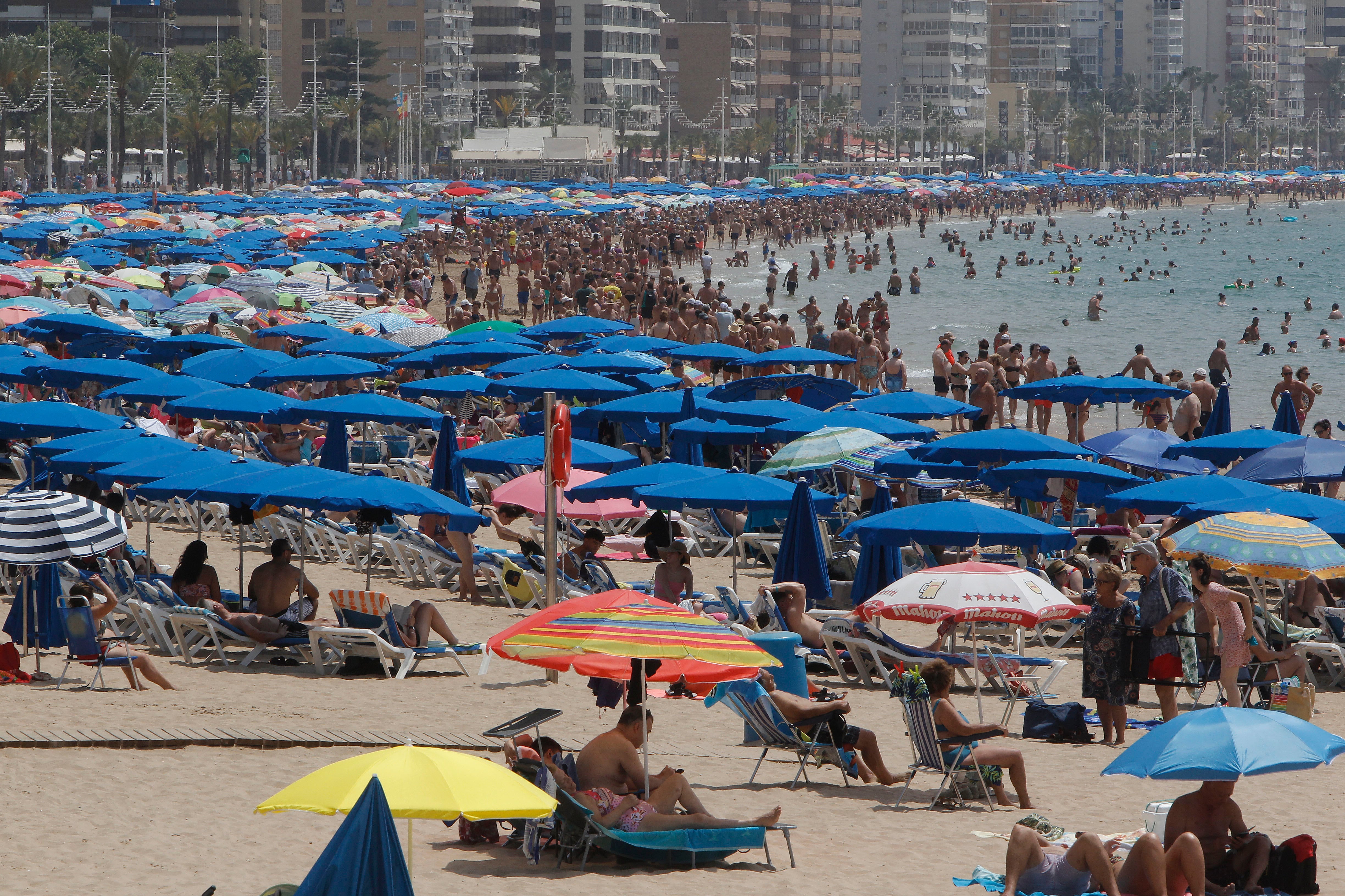 En la imagen, la playa de Levante, en Benidorm (archivo). EFE/ Morell