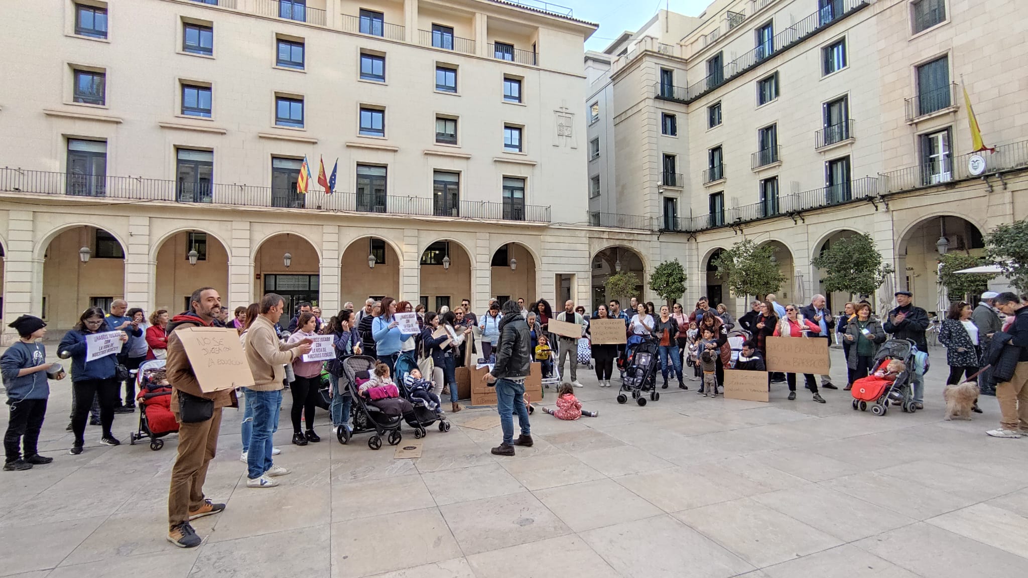 Los padres y madres de 7 Enanitos y Els Xiquets protestando en la plaza del Ayuntamiento