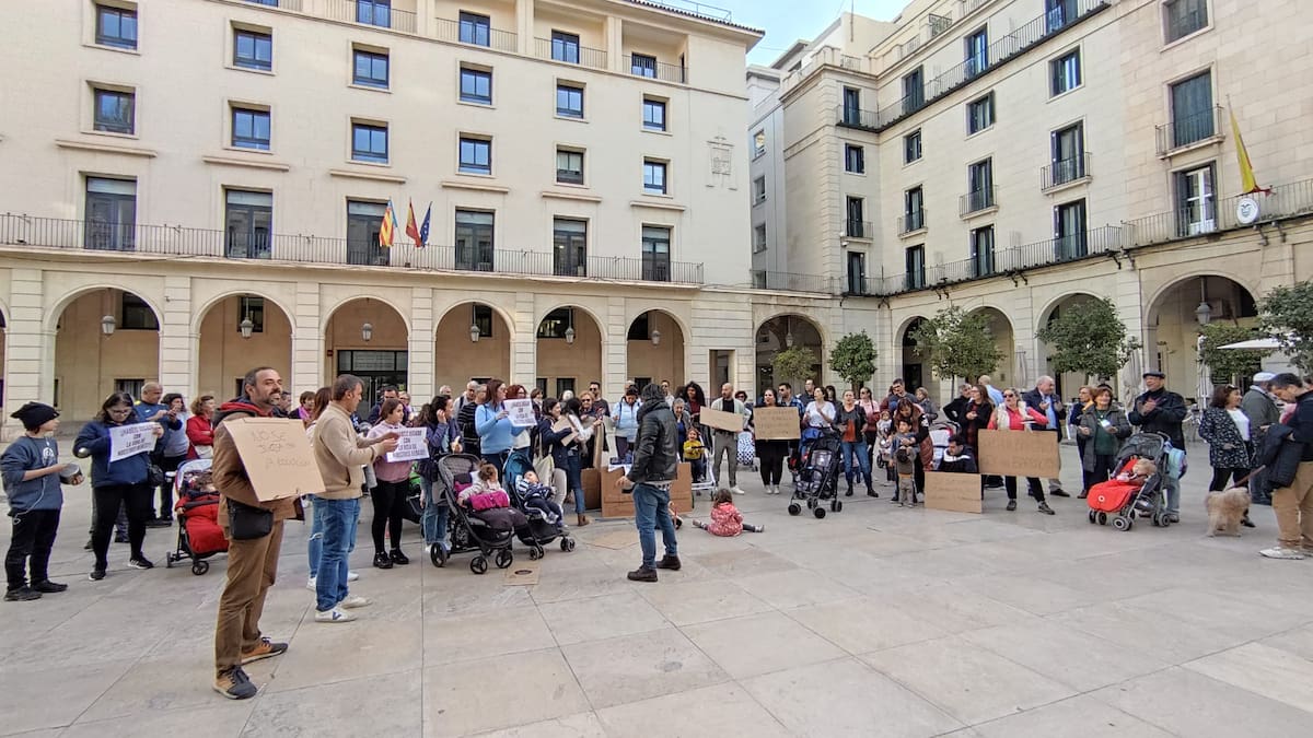 Los padres y madres de las escuelas infantiles protestan para que se busque una ubicación alternativa a los alumnos de 7 Enanitos