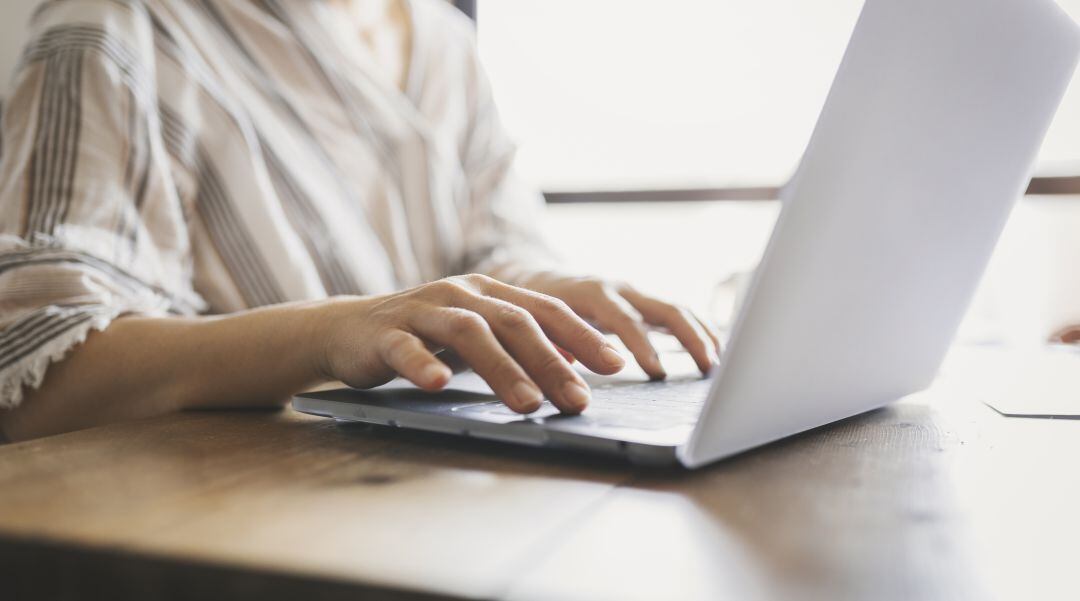 Una mujer trabaja con su ordenador. 