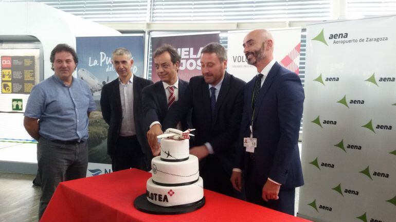 Tarta de celebración de los nuevos vuelos a Múnich y Venecia desde Zaragoza 