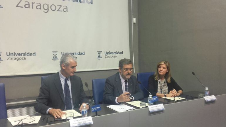 Juan Carlos Sánchez, reponsable de Fundación Ibercaja, José Antonio Mayoral, rector de la Universidad de Zaragoza y María Gonzalez, responsable de Fundación CAI este jueves durante la rueda de prensa que presenta las ayudas a la investigación