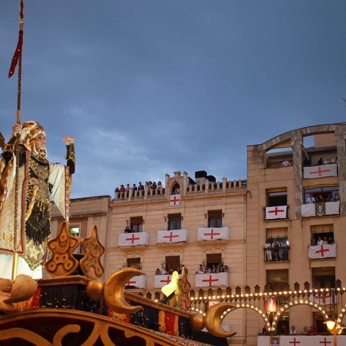 La alferecía mora hace historia en Alcoy con una guerrera almorávide que cabalga por su padre