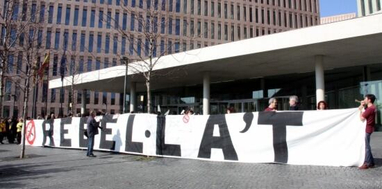 Una pancarta amb el lema 'Rebel·la't' ha presidit la concentració de jutges, fiscals i funcionaris davant de la Ciutat de la Justícia coincidint amb la jornada de vaga