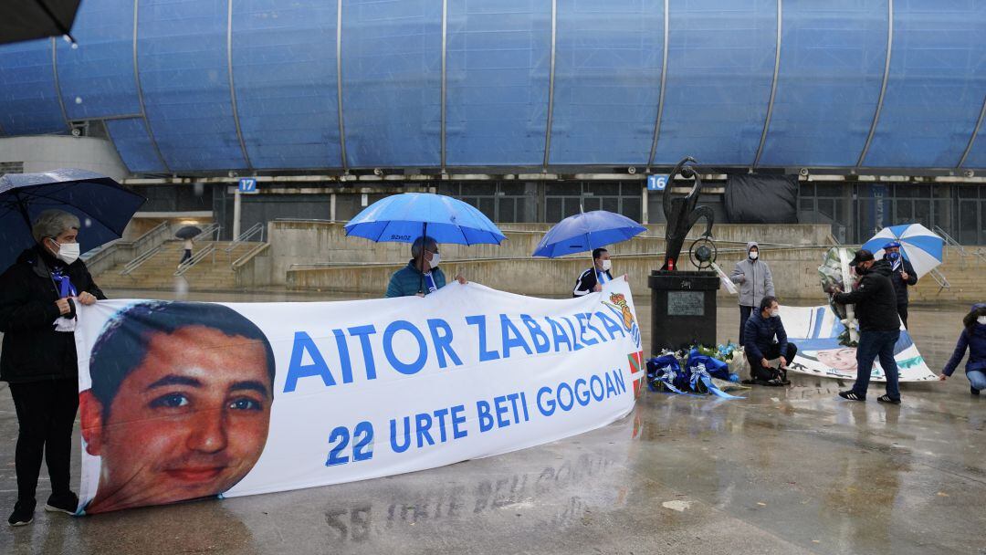 Aficionados de la Real Sociedad recuerdan en Anoeta a Aitor Zabaleta