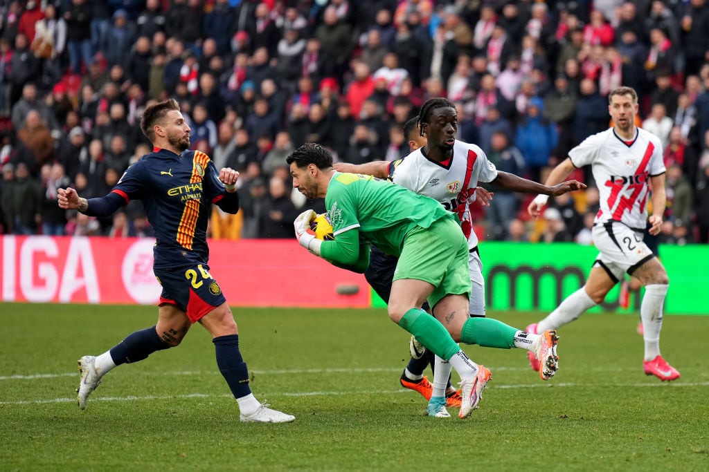 Augusto Batalla atrapa un balón en los minutos finales del Rayo-Girona