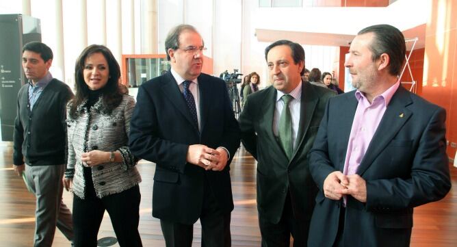 Lino Rodríguez (a la izquierda) junto a la consejera de Agricultura, Silvia Clemente, el presidente de la Junta de Castilla y León, Juan Vicente Herrera, (en el centro), y los presidentes de ASAJA en España (Pedro Barato) y en Castilla y León (Donaciano Dujo) en la convención de Jóvenes Agricultores el 23 de febrero de 2011