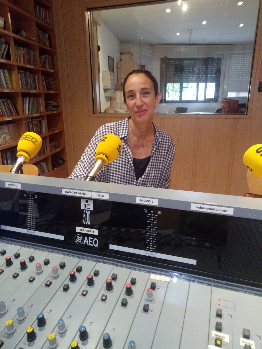 La concejal, Laura Fernández, en el estudio de Radio Peñafiel