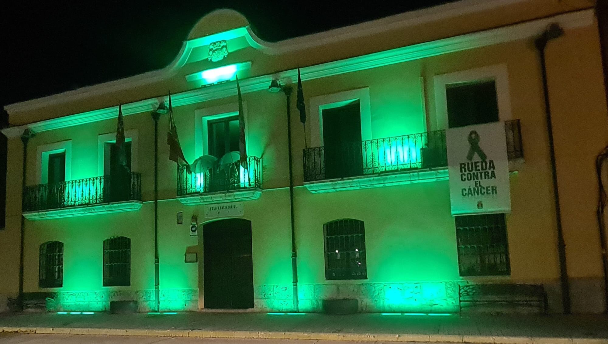 El Consistorio de Rueda permanecerá toda la semana con la iluminación verde para apoyar a la AECC