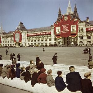 Jóvenes visitantes esperando parar ver la tumba de Lenin en la Plaza Roja de Moscú. 1947.