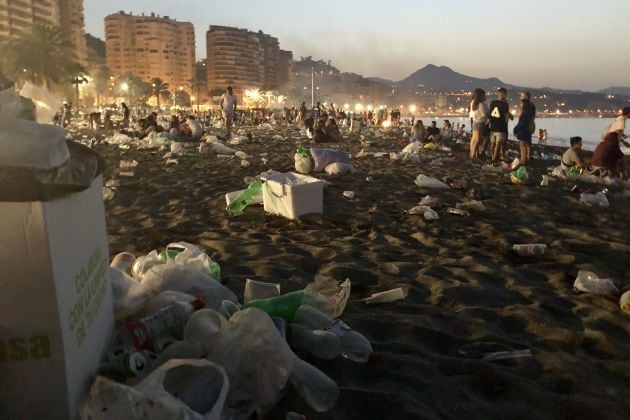 Basura acumulado a las seis de la mañna en las playas de la capital malagueña