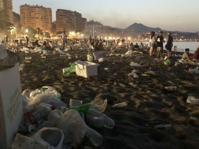 Basura acumulado a las seis de la mañna en las playas de la capital malagueña