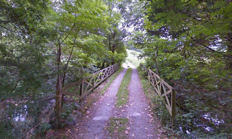 Imagen de archivo del puente hundido en Oiartzun tras pasar un camión por él.