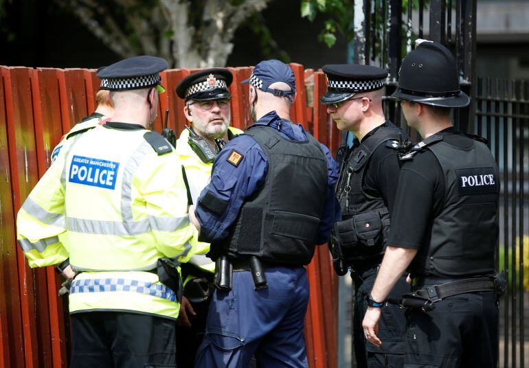 Agentes de la policía de Mánchester durante un registro