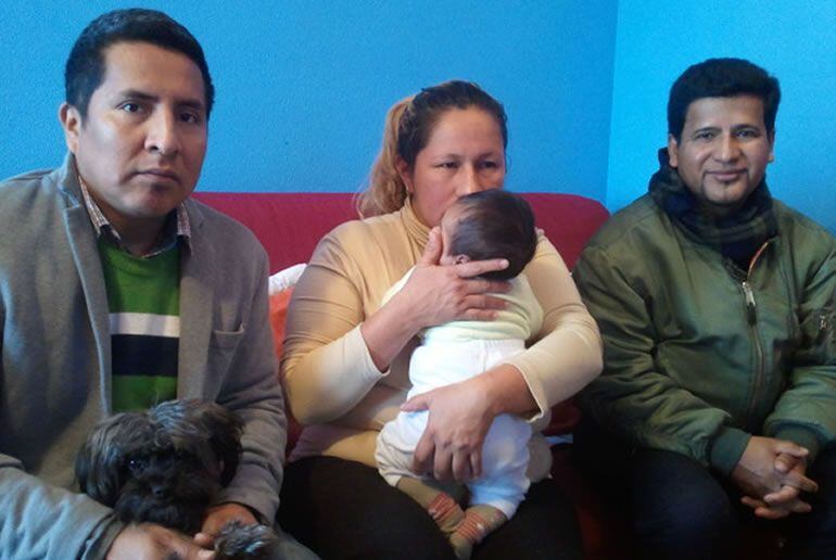 La familia Wilso (a la izquierda), en el piso donde los han acogido