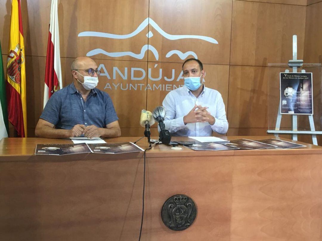 El artista, Aziz Samsaoui y el concejal de Cultura, Jose Antonio Oria en la presentación del evento