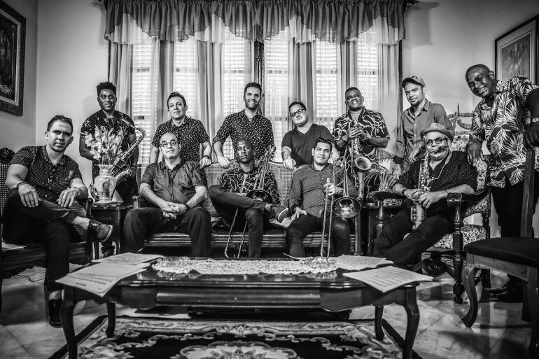 La Orquesta Akokan en una fotografía promocional