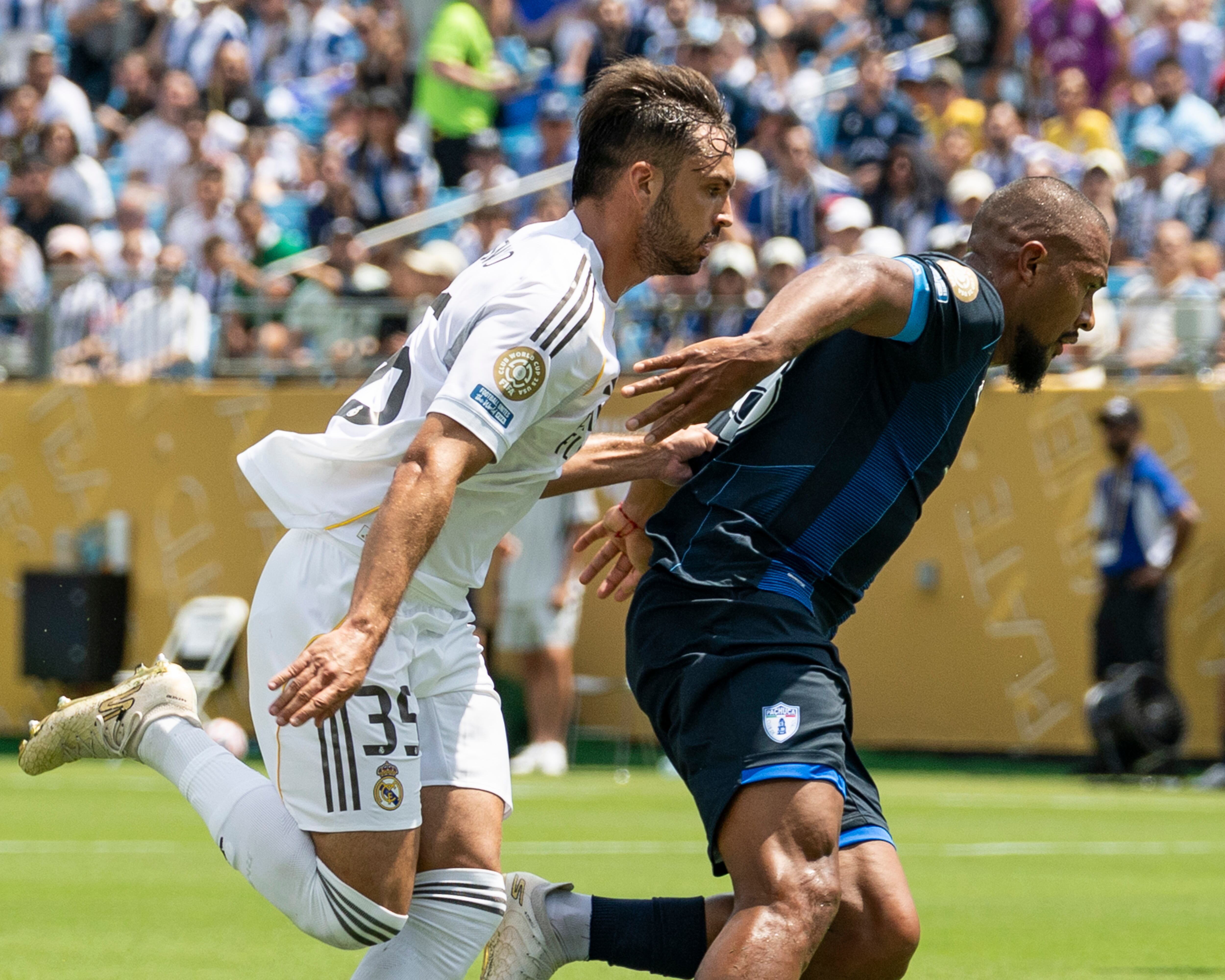 Asencio agarra a Salomón Rondón en la jugada por la que vio la tarjeta roja