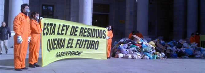 Basura de Greenpeace frente al Ministerio de Medio Ambiente