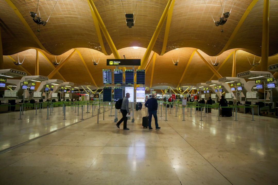 Viajeros en la terminal 4 del Aeropuerto de Madrid-Barajas Adolfo Suárez en el día en el que entra en vigor la orden del Ministerio de Sanidad por la que todas las personas procedentes del extranjero deberán realizar una cuarentena los 14 días siguientes a su llegada.
