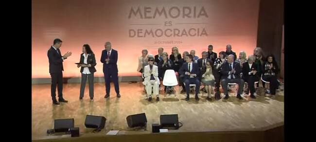 Lucía Izquierdo, nuera de Miguel Hernández, recibe la declaración de reconocimiento y reparación personal del poeta oriolano