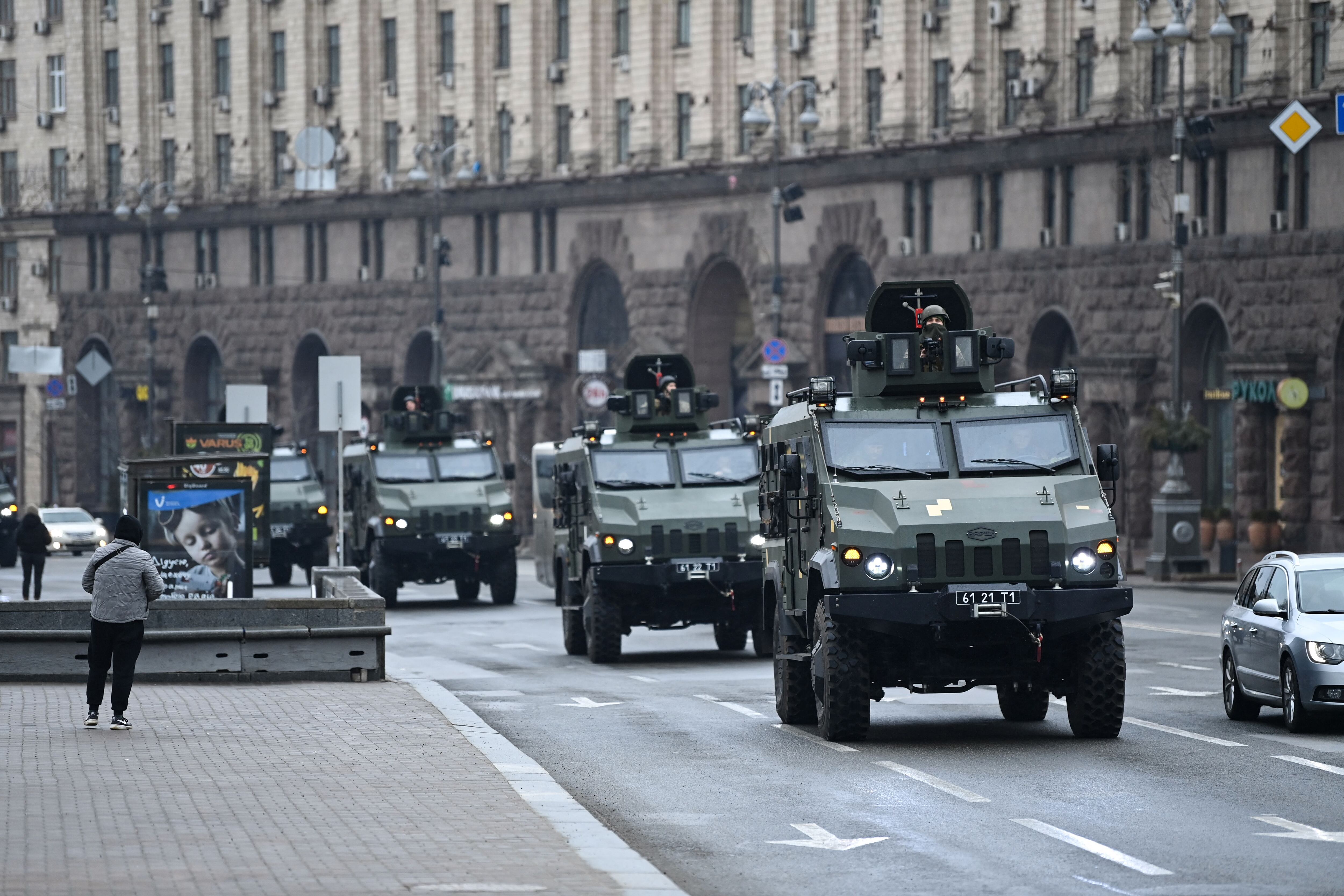 Vehículos militares circulan por el centro de Kiev.