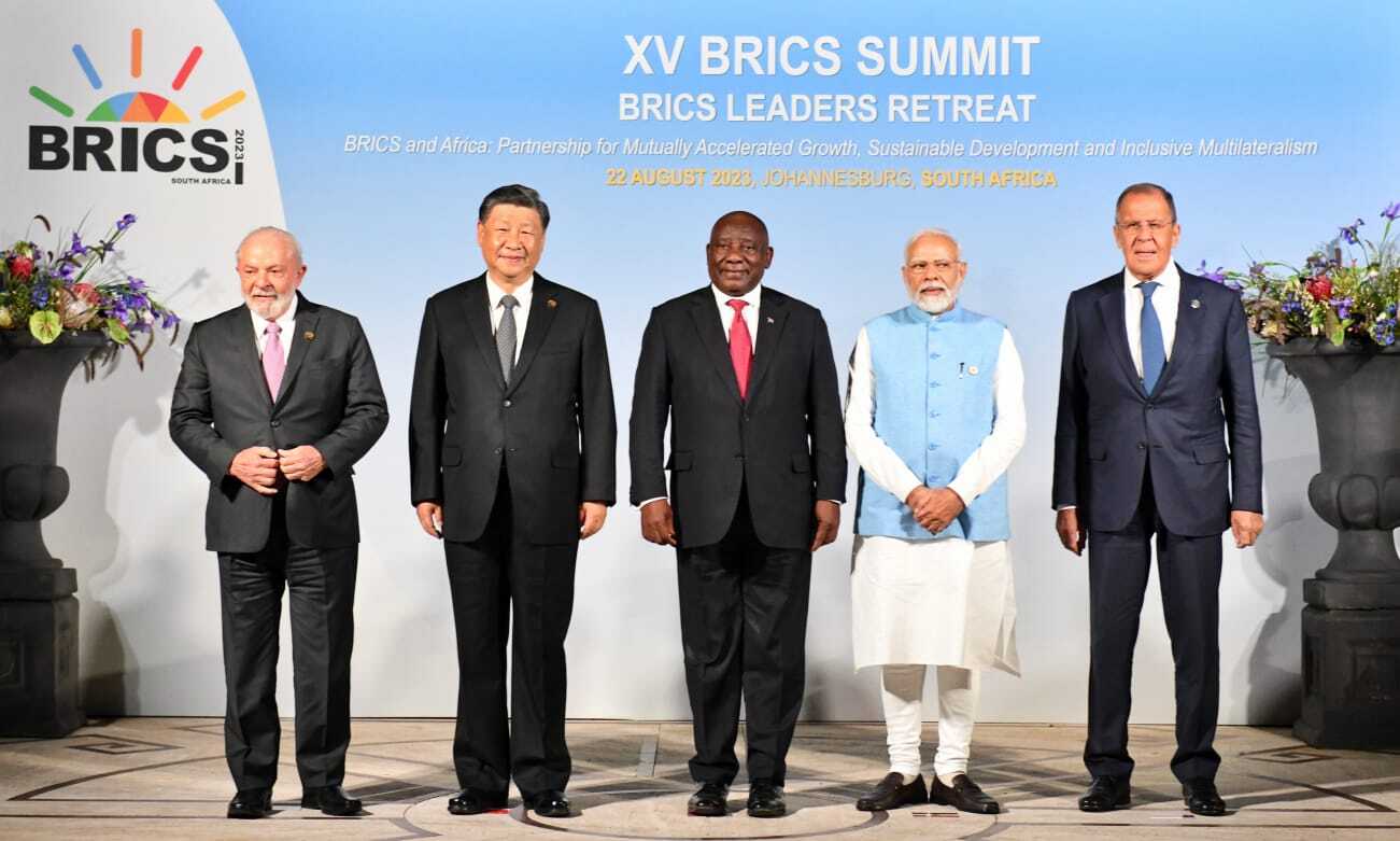 Lula da Silva, Xi Jinping, Cyril Ramaphosa, Narendra Modi y Sergei Lavrov en la reunión de los BRICS en Johannesburgo