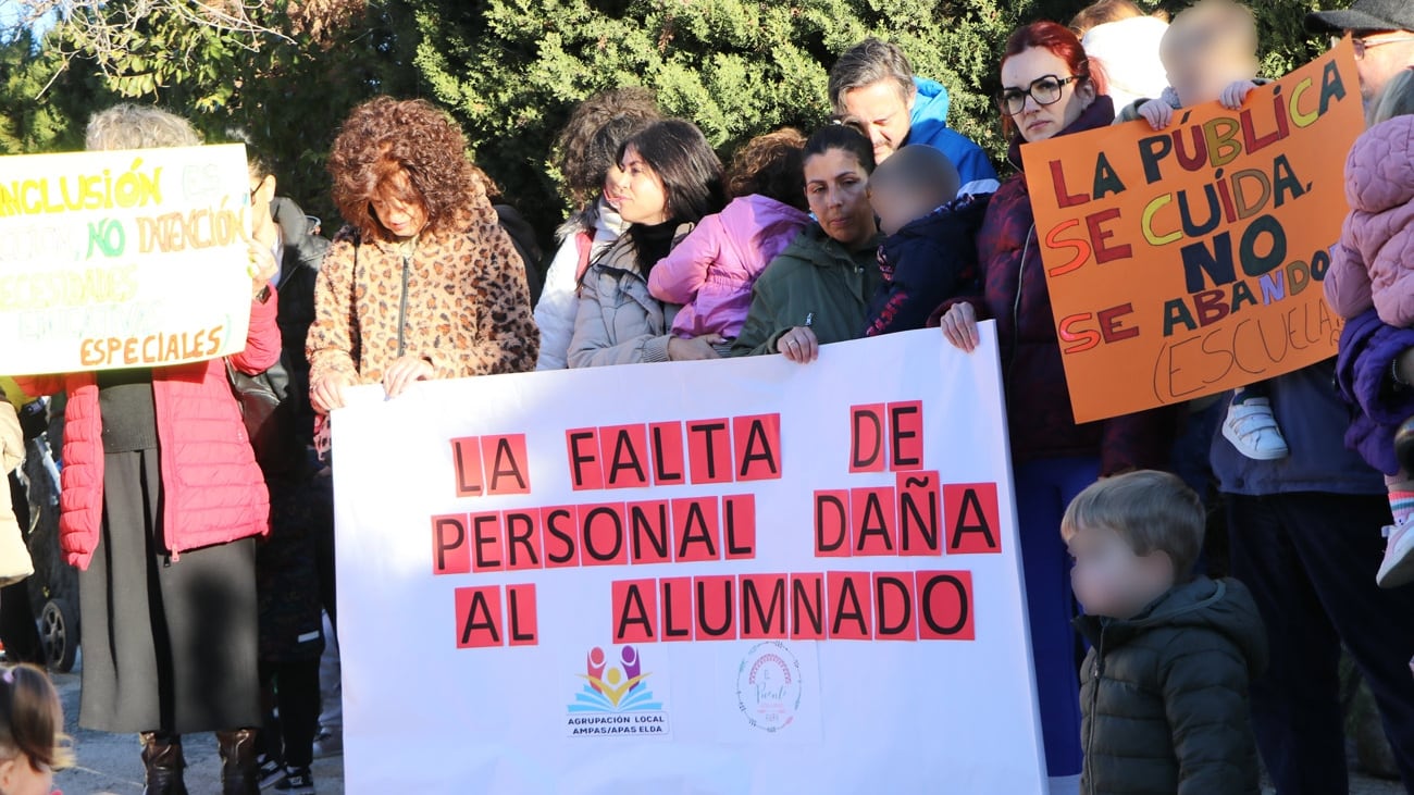 Una treintena de personas han participado en la concentración