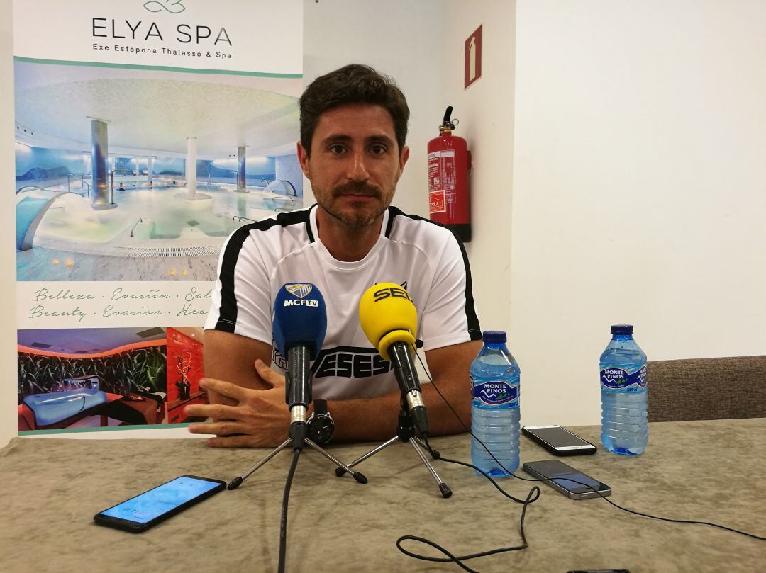 Víctor, antes de empezar la comparecencia de prensa en Estepona
