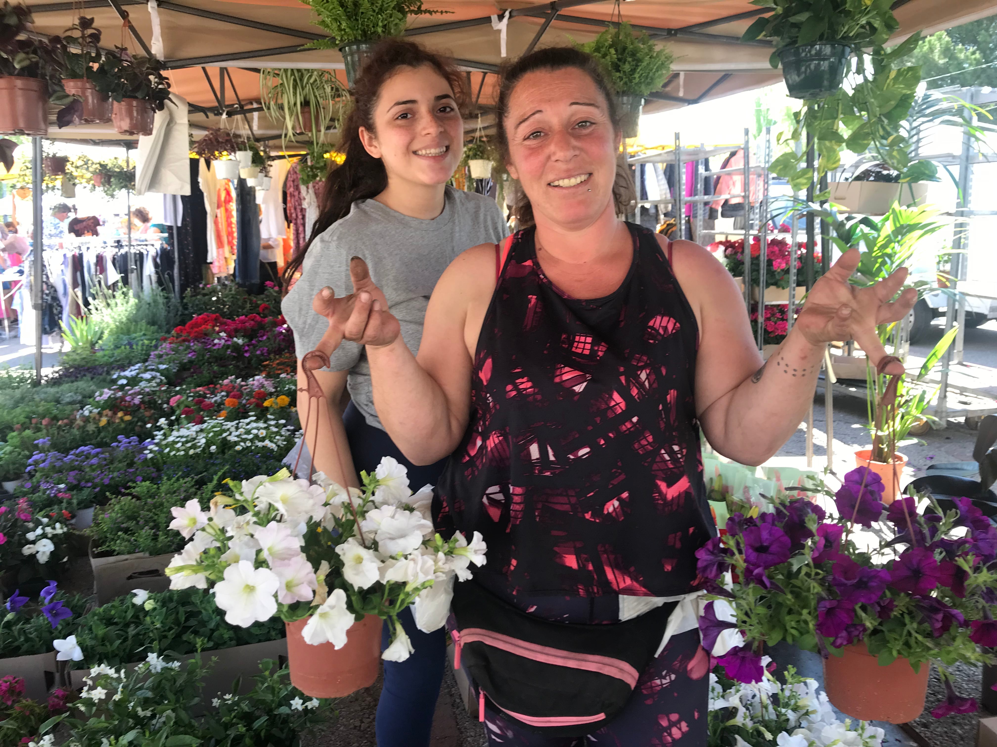 Sheila tiene un puesto de flores y plantas y acude cada martes al mercadillo de Cuenca.