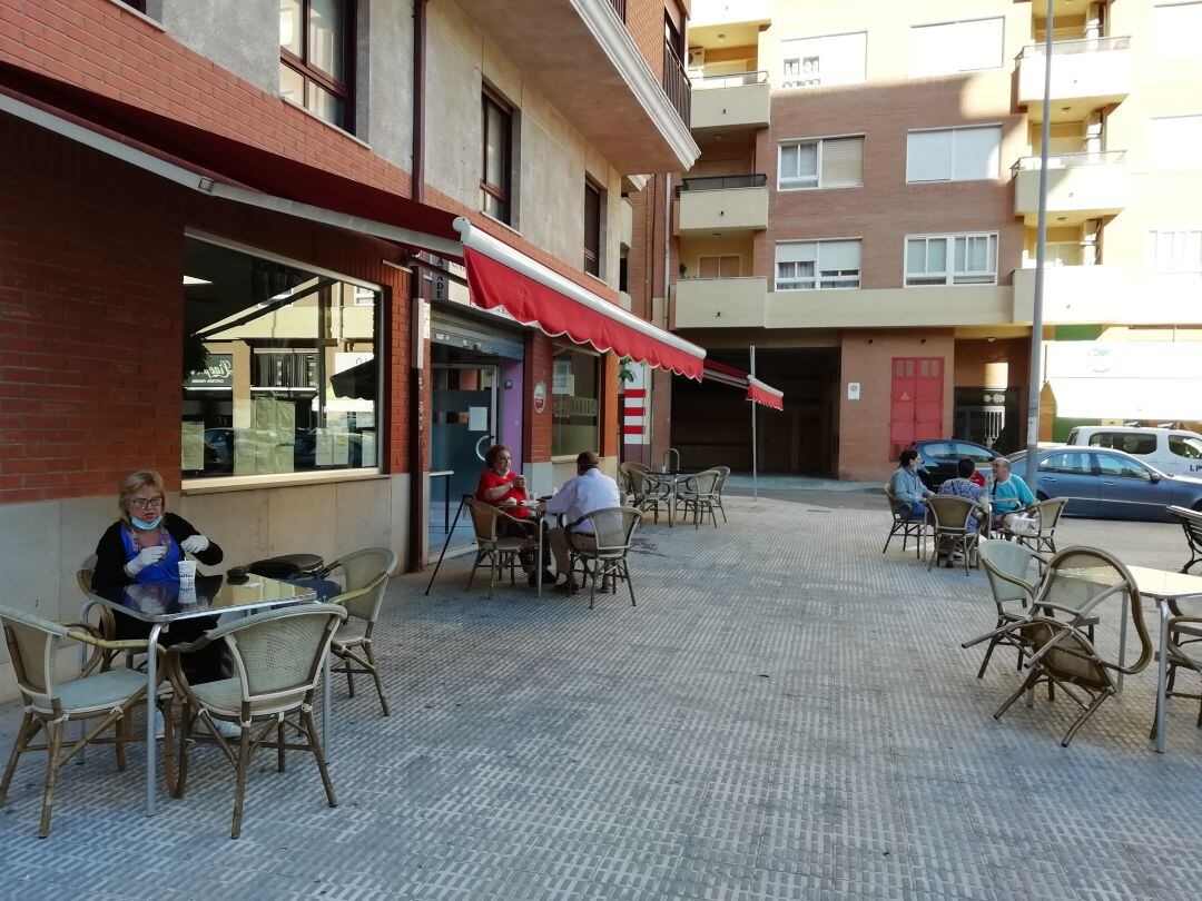 Cafetería de Castelló con distancia de seguridad entre sus mesas.