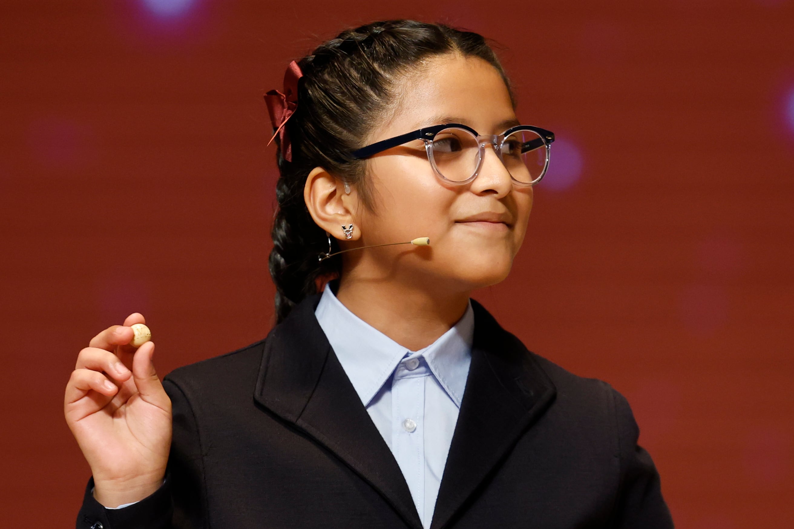 MADRID, 22/12/2025.- Italy Andrea Blanco canta el número agraciado con el premio gordo del Sorteo de la Lotería de Navidad, dotado con 4 millones de euros a la serie, 400.000 al décimo, y que este año ha recaído en el número 79.432. EFE/Chema Moya