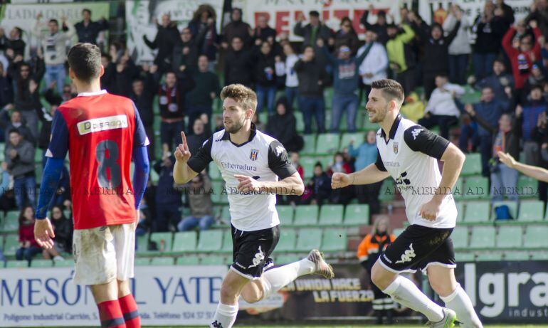 Goleada del Mérida A.D. en el Romano para coger impulso en la tabla y mirar a la parte alta