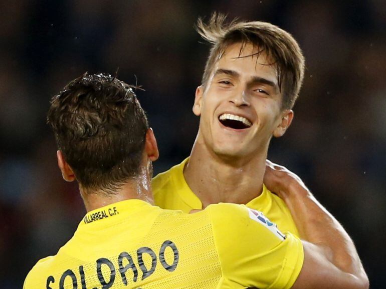 El centrocampista del Villarreal Denis Suárez celebra el primer gol de su equipo ante la Real Sociedad durante el partido de la decimosexta jornada de liga en Primera División disputado hoy entre ambos equipos en el estadio de Anoeta de San Sebastián.