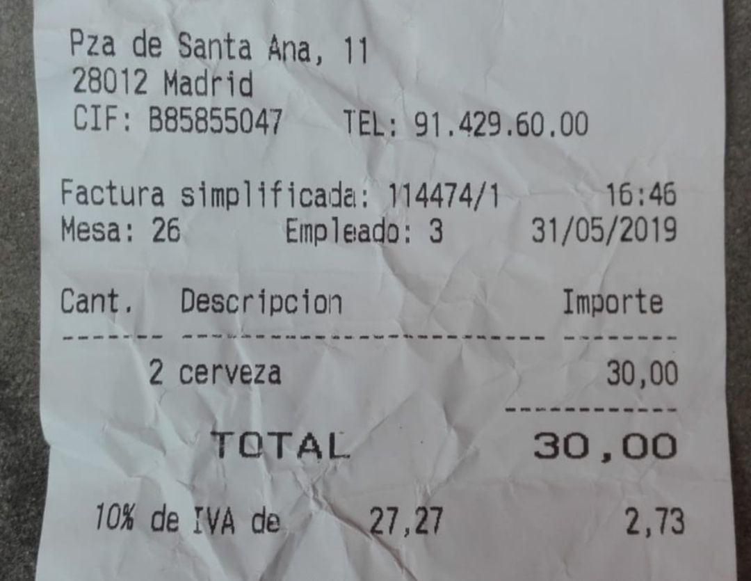 Imagen del recibo subida a la red por la tuitera.