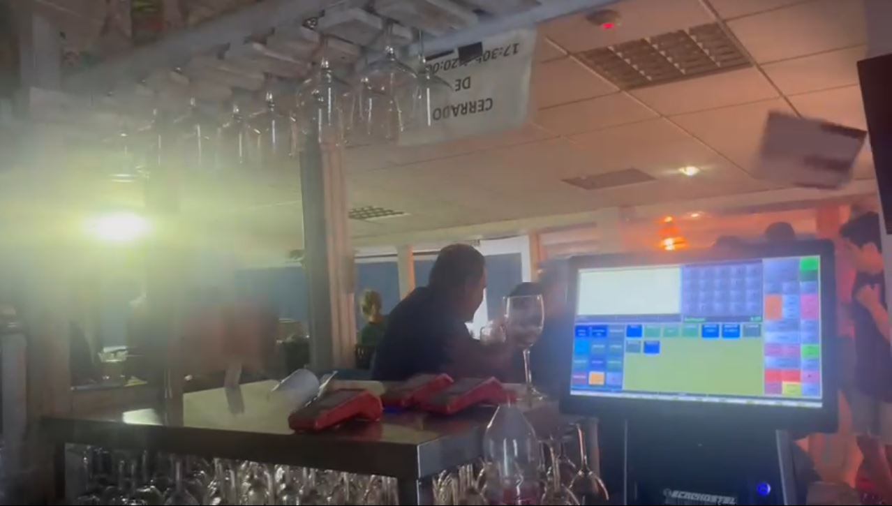 Momento en el que el fuerte aire rompe los ventanales del restaurante Ripoll de la Playa de Gandia