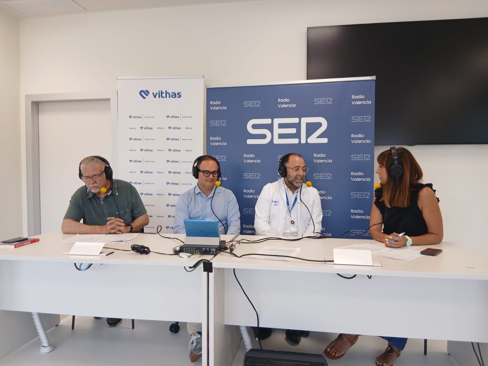 Dr. Alfonso García, jefe de cirugía general y aparato digestivo y el Dr. Javier Montero, jefe de Oftalmología