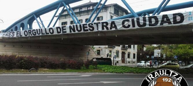 Iraultza 1921 coloca varias pancartas de apoyo al Deportivo Alavés
