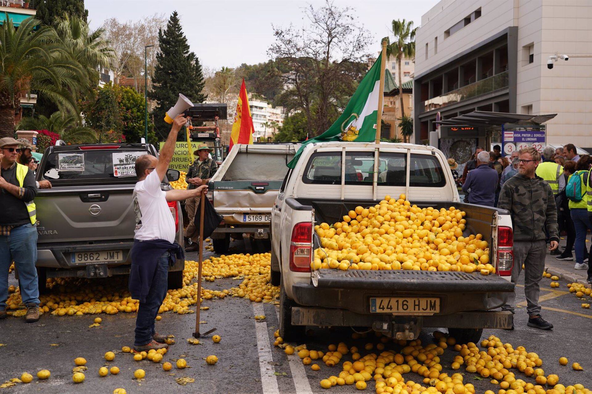 Agricultores arrojan limones en la puerta de la Subdelegación del Gobierno de Málaga