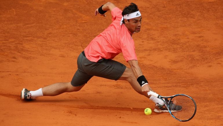 Fognini se estira en Madrid para devolver una pelota de Santiago Giraldo