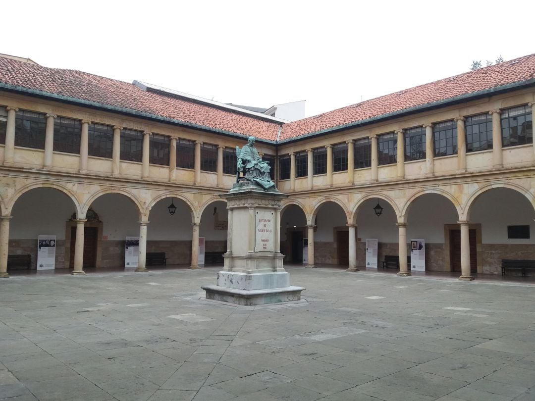 Claustro del Edificio Histórico de la Universidad de Oviedo.