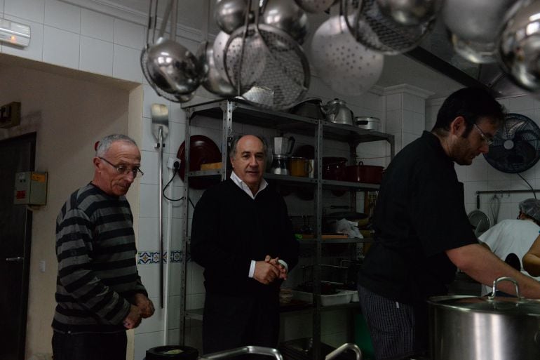 El alcalde de Algeciras, José Ignacio Landaluce, durante una visita al Comedor del padre Cruceyra.