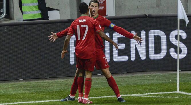 El jugador de Madeira celebra con Nani uno de sus goles