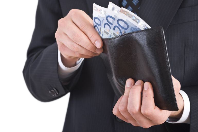 Un trabajador de un supermercado de Albacete encontró un sobre con 1.180 euros en la zona de cajas del establecimiento