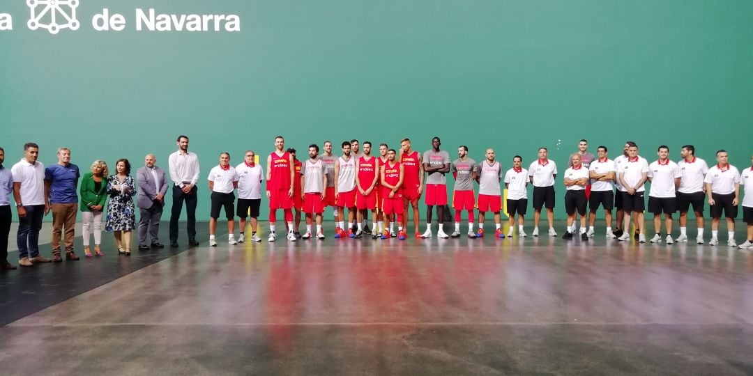 La Selección Española de Baloncesto y la Consejera de Cultura, Deporte y Juventud