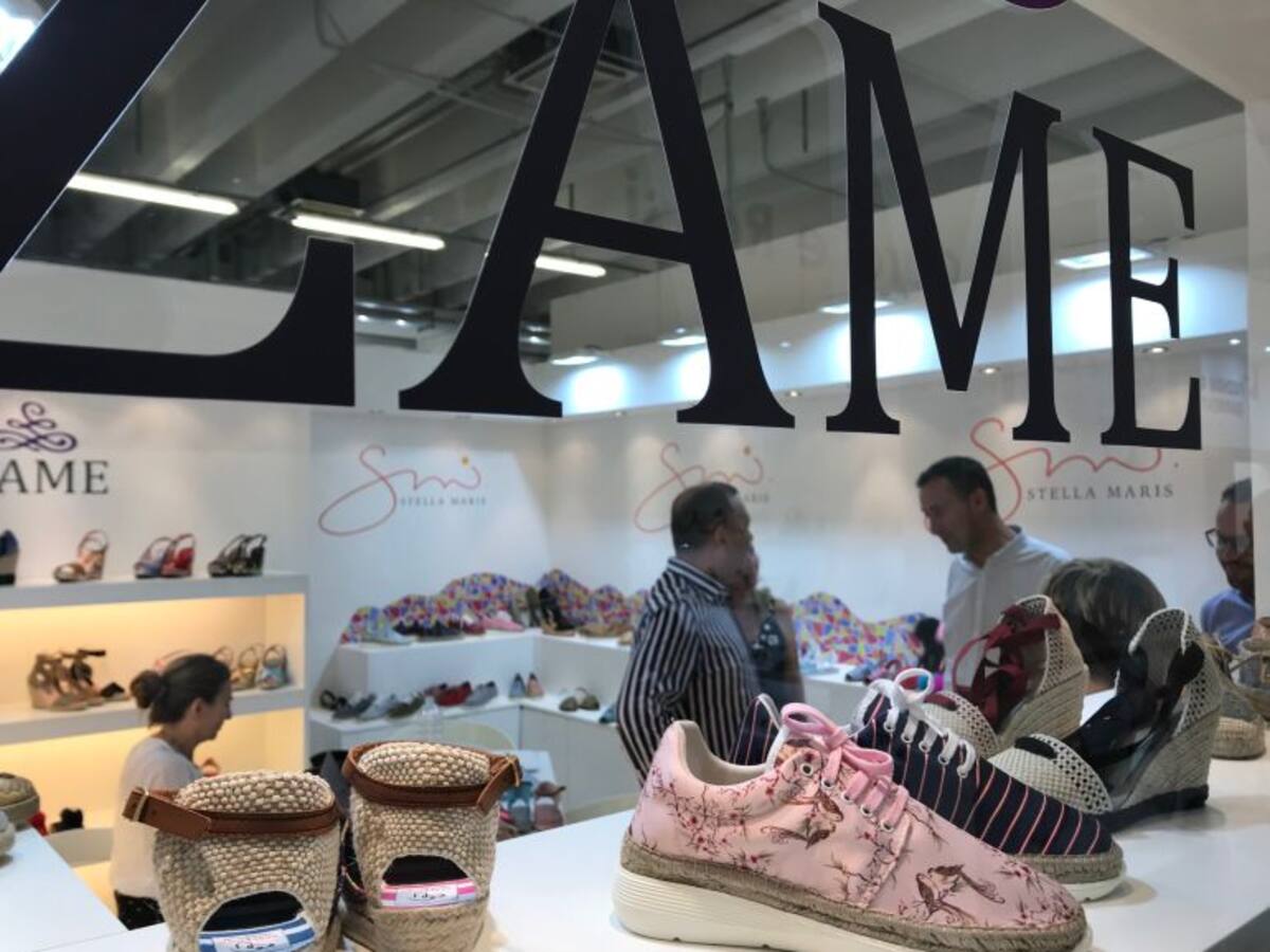 Treinta expositores de Elche participan en la feria de calzado de Garda