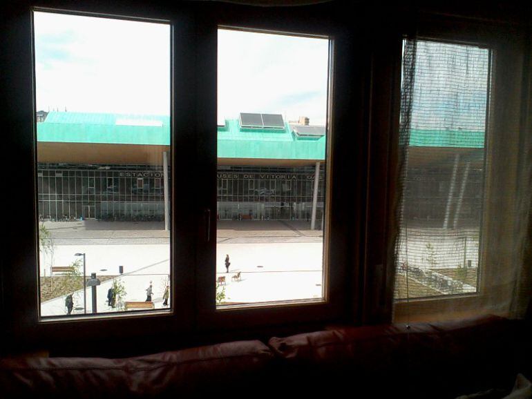 Desde la ventana del salón de Shirley se ve la entrada de la nueva estación