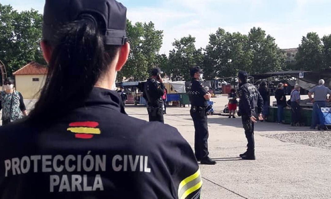 Protección Civil y Policía Local se encargan de controlar aforos y vigilancia en mercadillos.